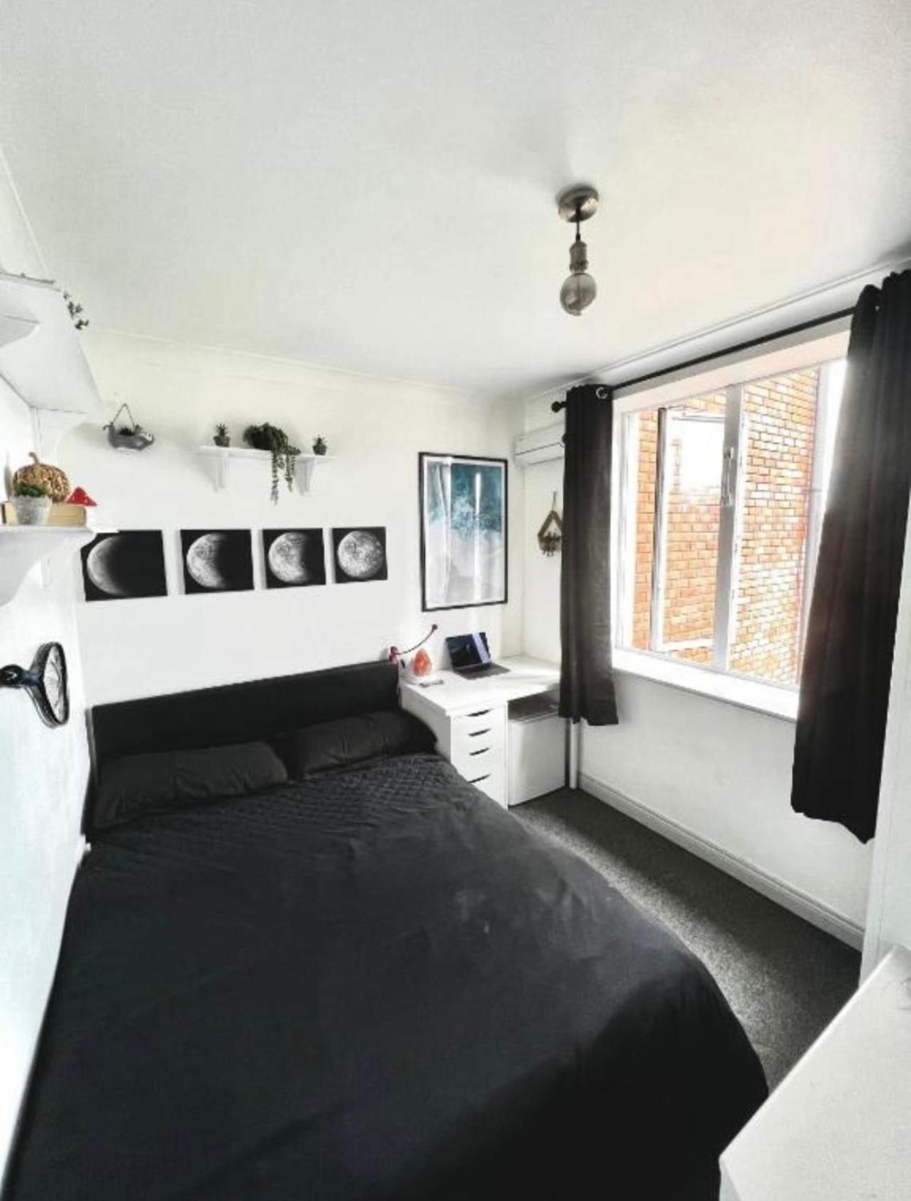 Double Room In A Cozy Shared Apartment, Custom House Harbour Apartments — Photos 1